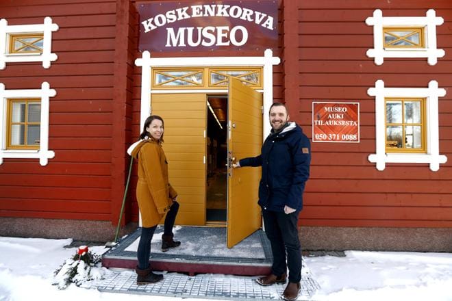 Sari ja Jaakko Koskenkorva ovat aivan Koskenkorvan tehtaan vieressä sijaitsevan matkailutilan tuore isäntäpari. Pihapiiristä löytyy myös Koskenkorva-museo. KUVA: Jouko Hänninen