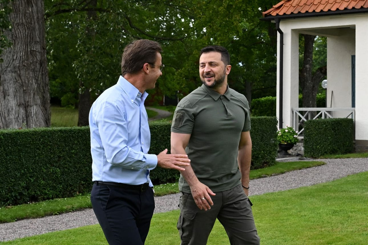 Ruotsin pääministeri Ulf Kristersson (vas.) ja Ukrainan presidentti Volodymyr Zelenskyi. LEHTIKUVA7AFP