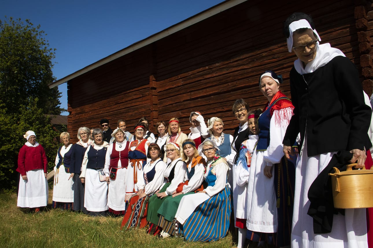 Kansallispukujen tuuletuspiknikille kannustettiin mukaan, vaikkei omistaisikaan kansallispukua.
