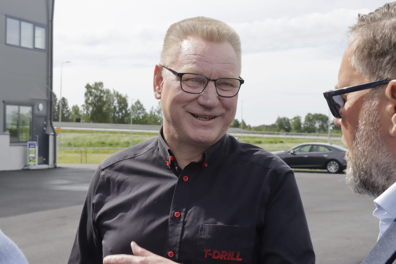 T-Drillin toimitusjohtaja Jouni Matikainen arvioi yhtiön voivan tuplata liikevaihdon tänä vuonna. Hän jutteli uuden tuotantohallin avajaisissa yhtiön pääomistaja Leinolat Groupin toimitusjohtaja Keimo Kalliosaaren kanssa.