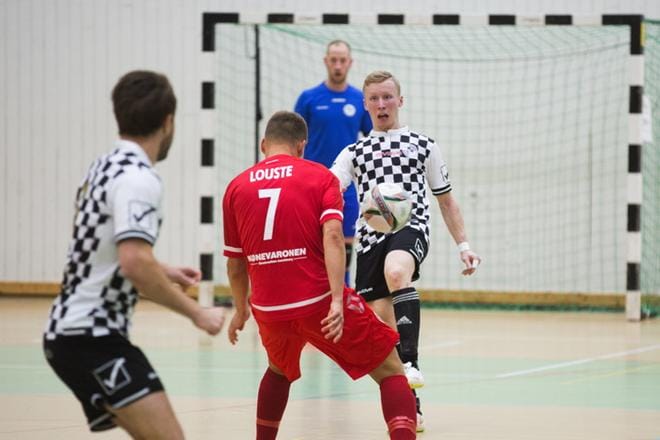 Henri Louste avasi FC Kemin maalitilin toisen jakson alussa futsalin liigaottelussa lauantaina. Ruutupaidat jäi ottelussa lopulta vastaantulijaksi. KUVA: MINNA ANTILA