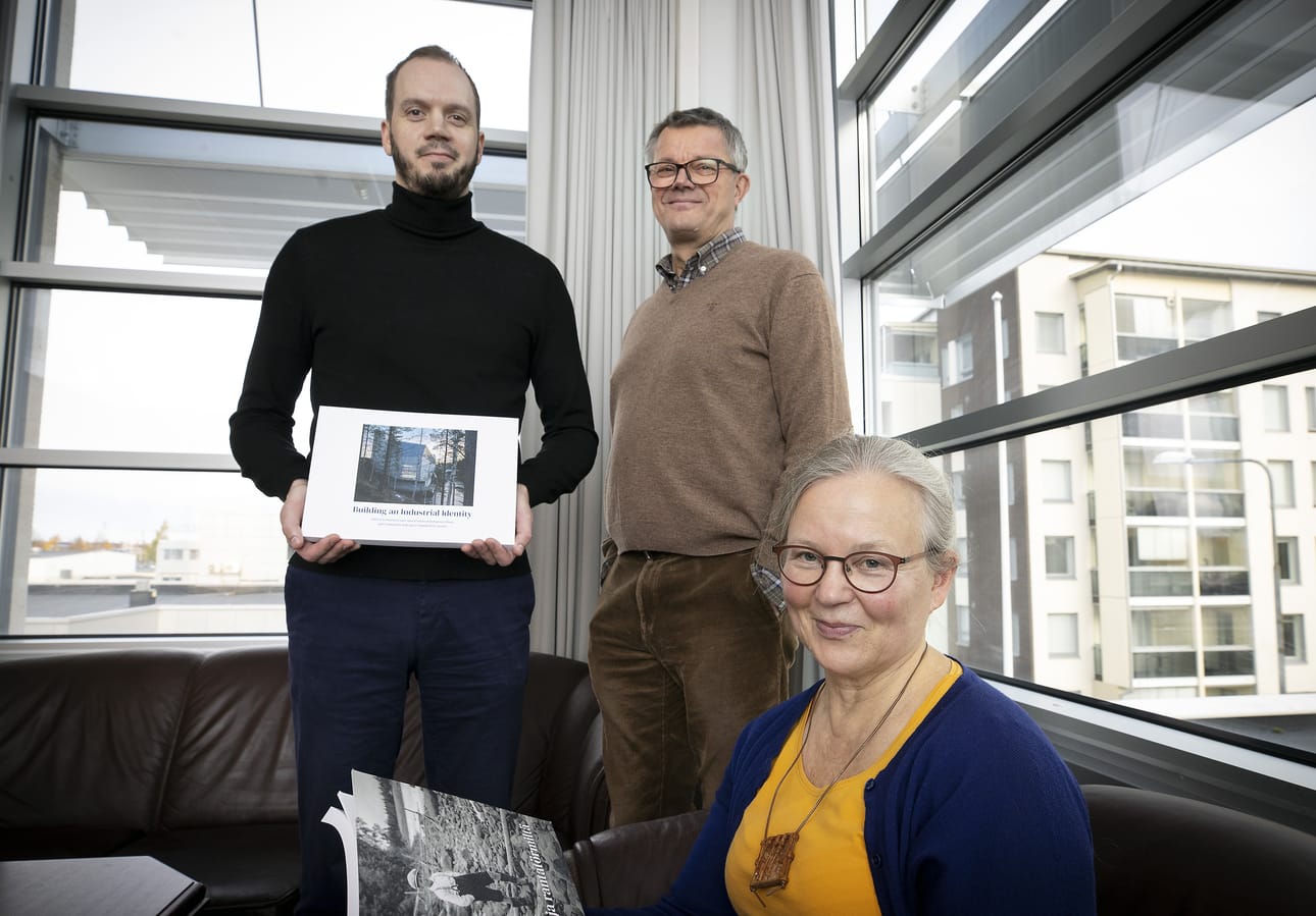 Rakennustutkija Samuli Paitsola, arkkitehti Pekka Elomaa ja Pohjois-Pohjanmaan maakunta-arkkitehti Kirsti Reskalenko olivat yhtä hymyä torstaina Oulujoen voimalaitoksista kertovan kuvateoksen julkistustilaisuudessa.