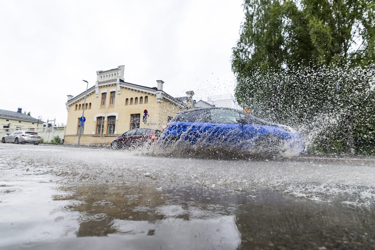 Runsaat sateet aiheuttivat hetkellisiä tulvia.
