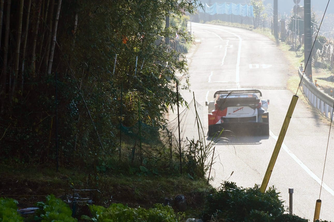 Kalle Rovanperä on putosi lauantain kolmella ensimmäisellä erikoiskokeella sijalta kolme sijalle kaksitoista. LEHTIKUVA / AFP
