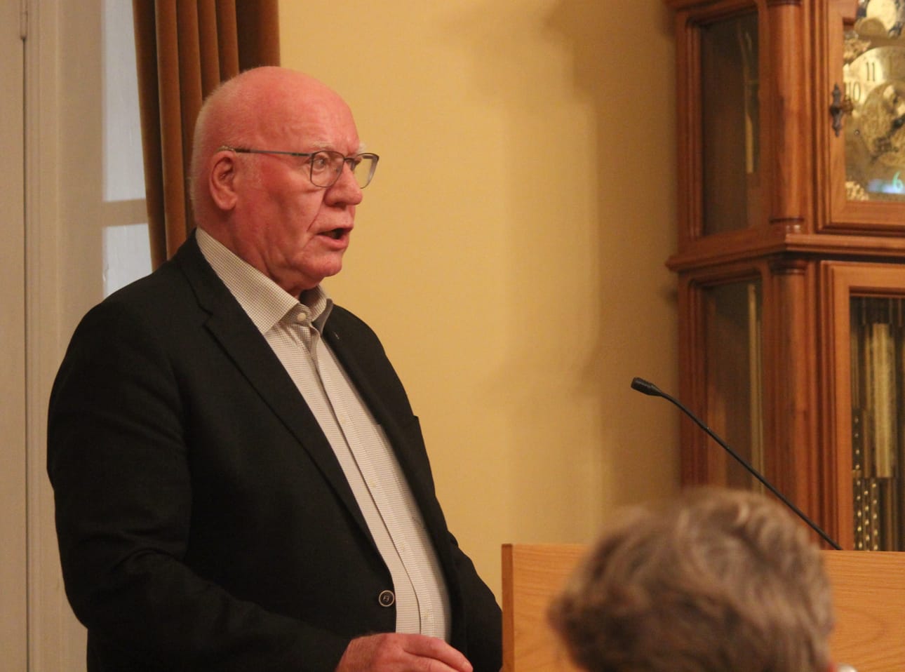 Paavo Rantala (kesk.) teki vastaesityksen, joka johti äänestykseen.
