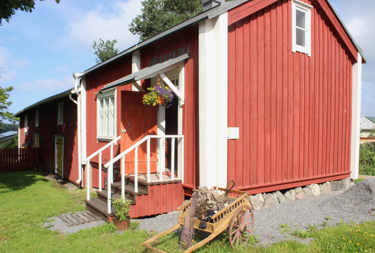 Lopputulos on hieno. Näyttää siltä, kuin vanha kalastajaperheen talo olisi seissyt museon pihassa aina. Se on kiinni vanhassa piharakennuksessa.