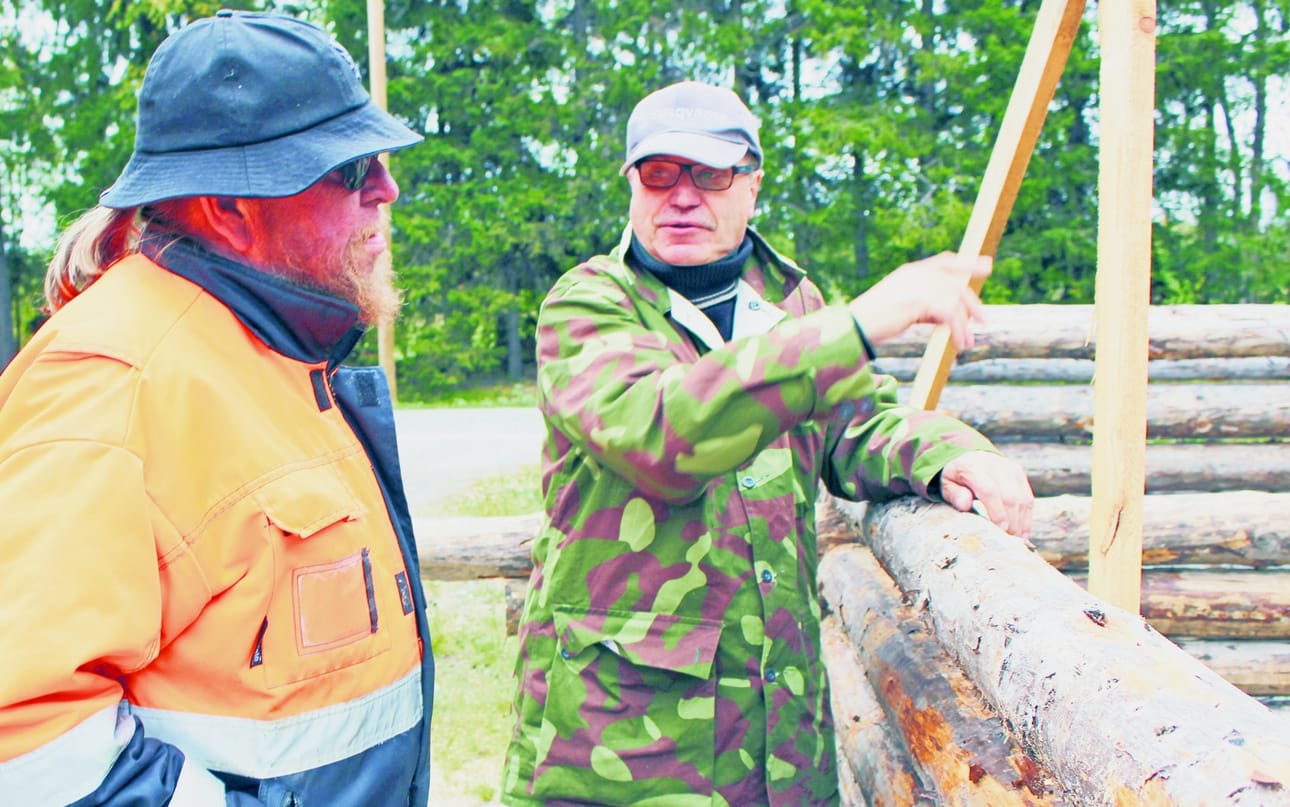 Jussi Calamniuksella ja Jukka Hakolla riittää juttelemista Jukan rantteella. Tällä kertaa puhutaan grillikatoksen tekemisestä.
