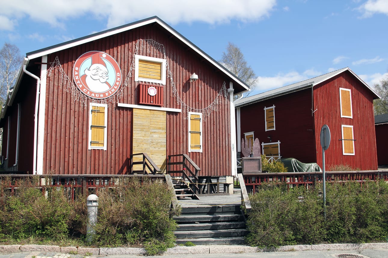 Kemin kaupunki laittaa Sisäsatamassa kaksi makasiinia myyntiin.