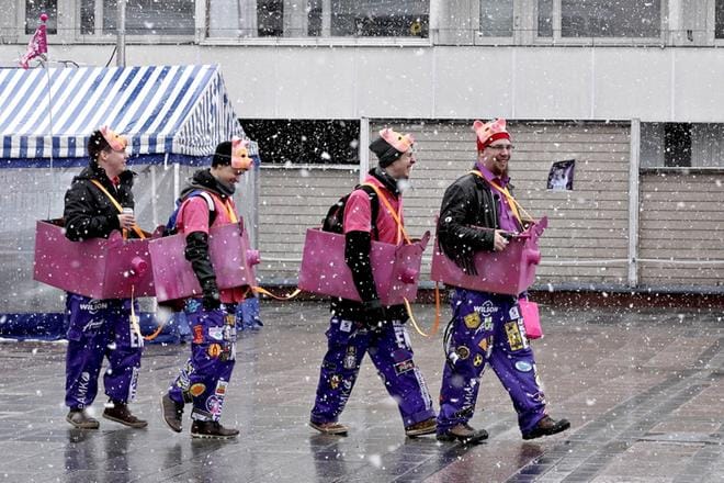 Possujuna matkasi pitkin tyhjää kauppatoria. Kuva: Heikki Hakanen