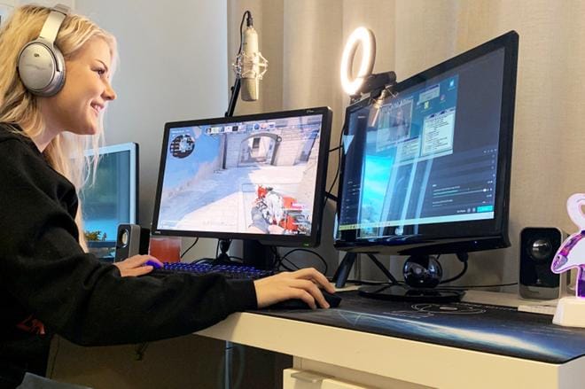 Alexandra Kattelus striimaa maksimissaan kymmenen tuntia viikossa.