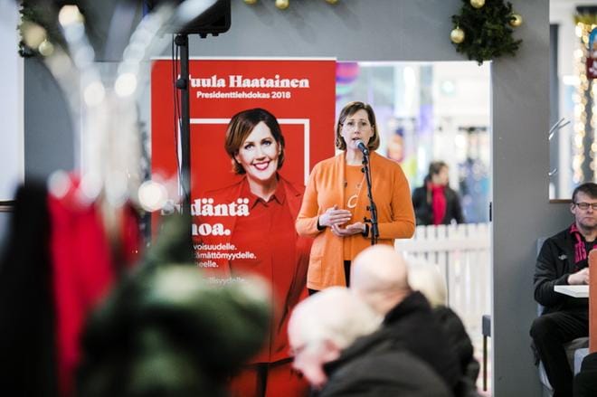 SDP:n presidenttiehdokas Tuula Haatainen harmittelee sitä, että ulko- ja turvallisuuspoliittisessa keskustelussa ensimmäisenä puheeksi nostetaan aseet ja se, kuka kenenkin kanssa on liittoutumassa. Hänen mielestään sellainen keskustelu on hedelmätöntä. KUVA: KRISTA LUOMA