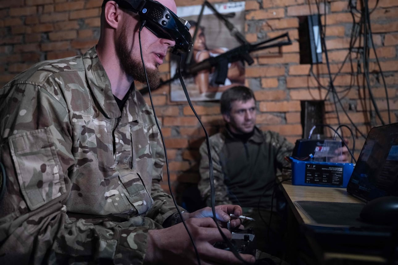Ukrainan sotilaat Black Raven -pataljoonasta käyttävät FPV-drooneja nimettömässä paikassa lähellä rintamalinjaa. Arkistokuva.