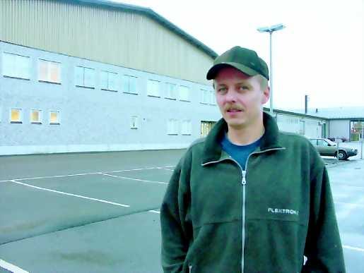Apea mieliala. "Oltavat eivät ole rapiat. Leipä menee, ja surku tulee myös Oulaisten kaupunkia, jolta katoaa suuri määrä teollisia työpaikkoja", miettii pääluottamusmies Jari Krupula Flextronicsin Oulaisten-tehtaan pihalla.