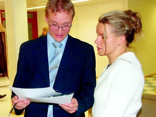 Outi Koski (oik.) ja hänen asianajajansa Ville Salonen.