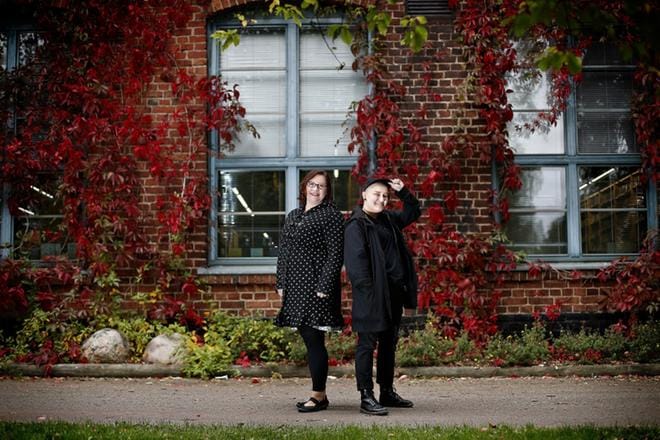 Malla Marttala on Lakeuden sateenkaari ry:n hallituksen jäsen ja Julla Laurila on yhdistyksen sihteeri. Kaksikko toivottaa tervetulleeksi yhdistykseen, jonka yksi tehtävä on muistuttaa, että jokainen ihminen on arvokas omana itsenään. KUVA: TOMI KOSONEN