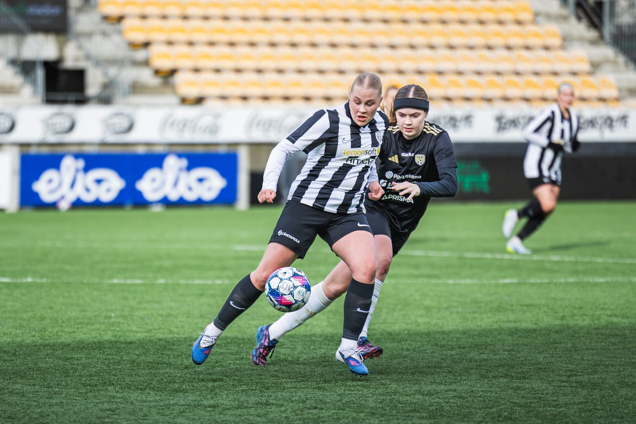 Vaasan Palloseura johtaa ja Seinäjoen Jalkapallokerho-juniorit on toisena jalkapallon naisten Kakkosen C-lohkossa. Kuvassa VPS:n Ida Rajala ja SJK-j:n Iida Vuolteenaho.