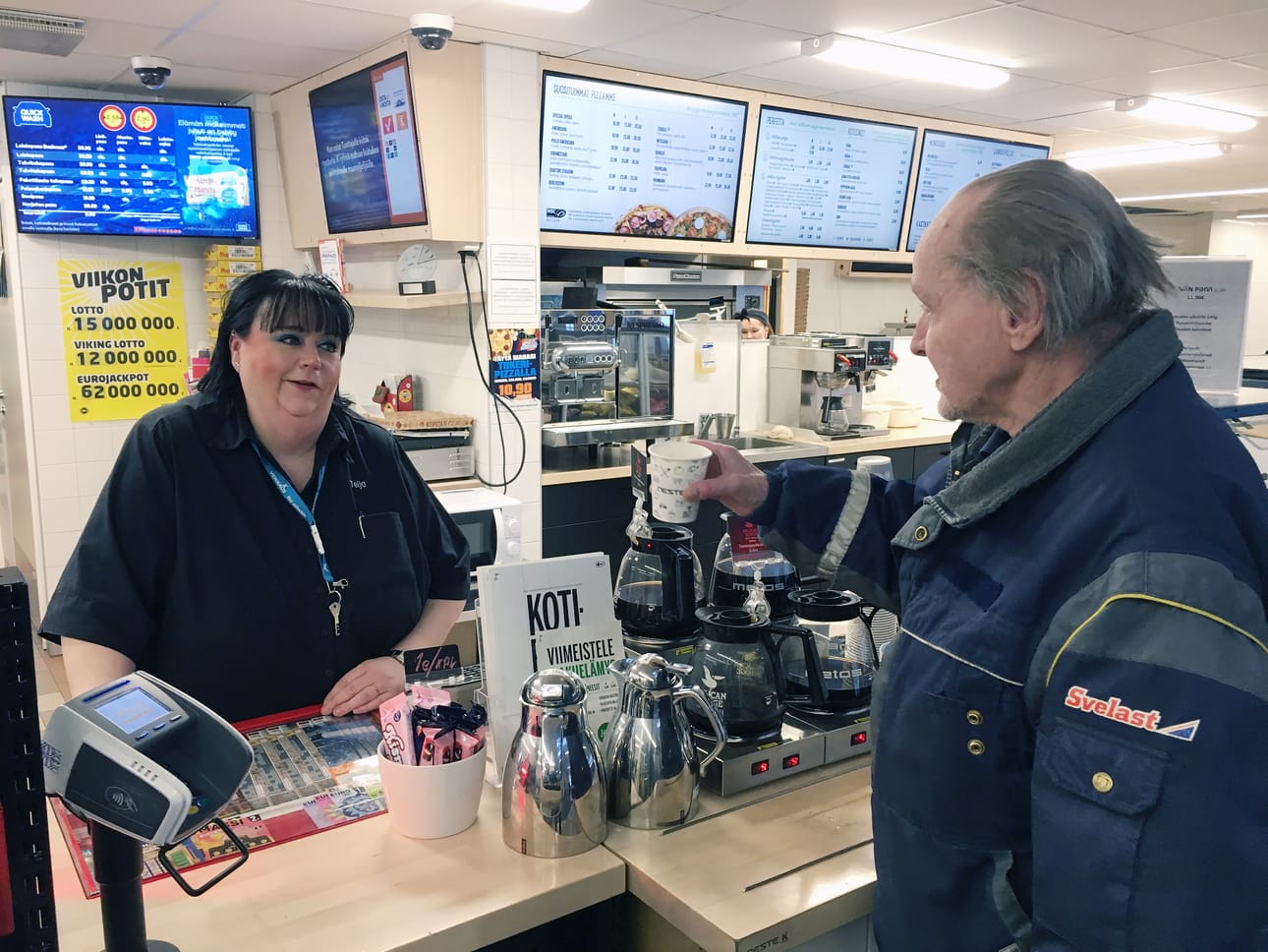 Teija Kyrö tekee mielellään työtä ihmisten kanssa. Hän nauraa olevansa kanta-asiakkaille ja turisteille Nesteen Teija.