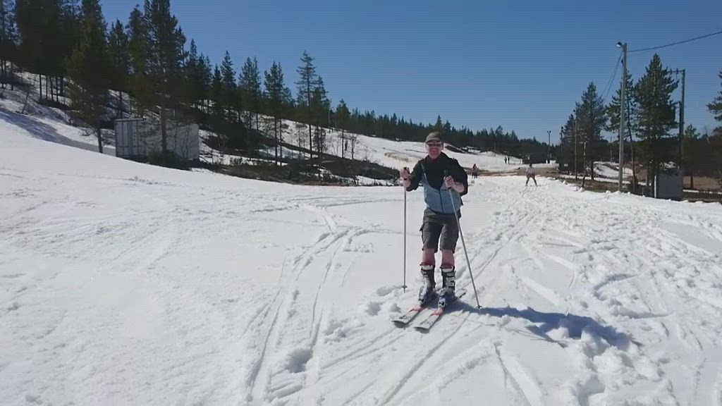 Ihmiset laskettelevat shortseissa Saariselällä