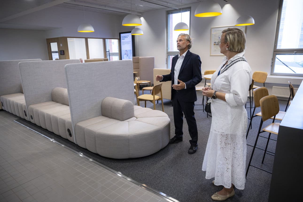 Opiskelijat toivoivat erilaisia istumatiloja, kuten tavallisia tuoleja, sohvia ja kiikkutuoleja, joita löytyy nyt Tervahovin "suvannosta", Kimmo Lintula ja Anne-Mari Vatunen kertovat.