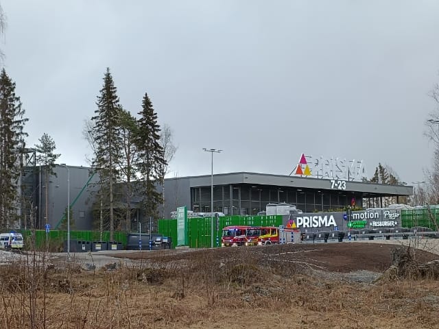 Pelastuslaitos sai hälytyksen Liisanlehdon uuteen kauppakeskukseen noin kello puoli viiden aikaan.