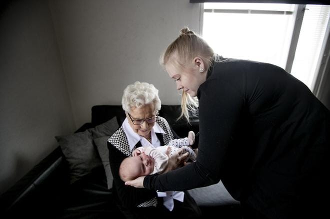 Kauhajokelainen Kyllikki Ratus, 90, on iloinen saadessaan nähdä ensimmäisen lapsenlapsenlapsenlapsensa. Jatta Tikan, 23, tyttövauva on nyt kuukauden ikäinen. – Olen niin kiitollinen, että sain tämän pienenkin vielä nähdä, Ratus sanoo liikuttuneena. KUVAT: JAAKKO ELENIUS