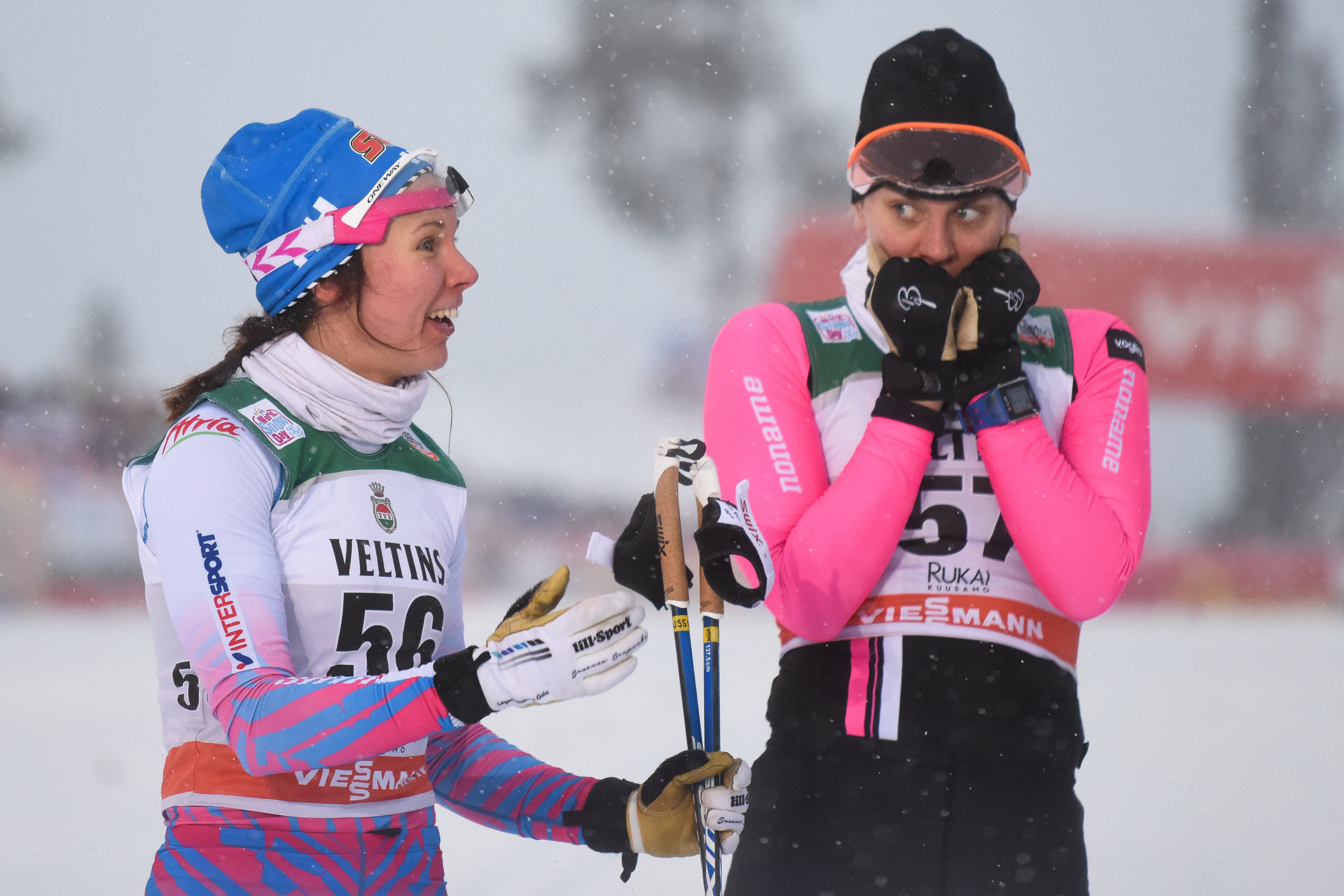 Susanna Saapunkia (vas.) harmitti sprintin jatkopaikan karattua väärään latuvalintaan viimeisessä nousussa. Kuvassa myös Maija Hakala.