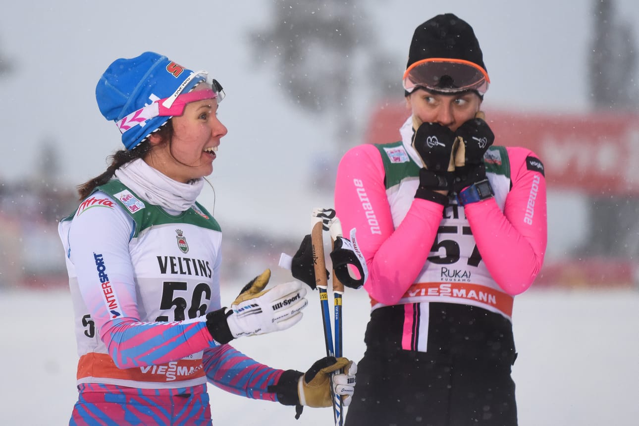 Susanna Saapunkia (vas.) harmitti sprintin jatkopaikan karattua väärään latuvalintaan viimeisessä nousussa. Kuvassa myös Maija Hakala.