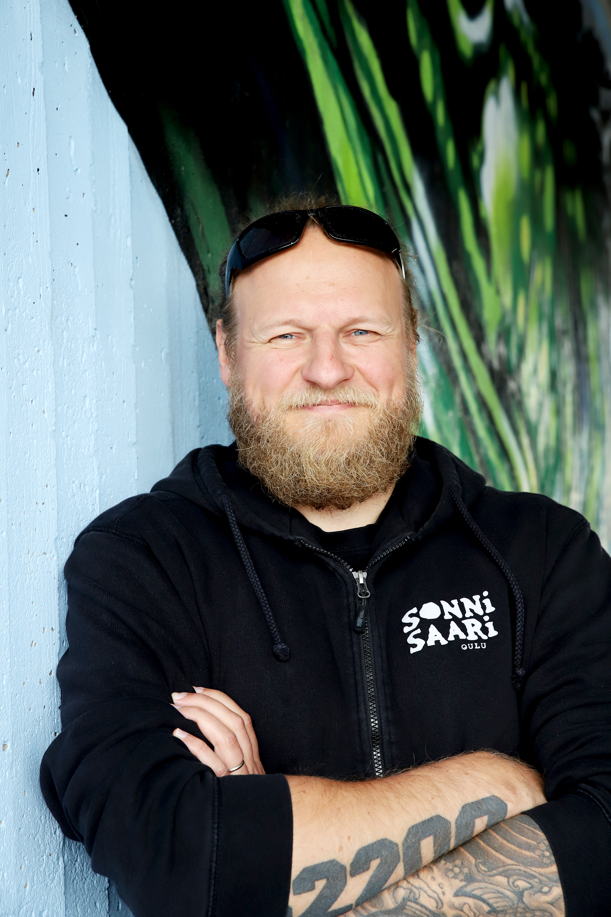 Timo Tyynismaa on tyytyväinen uuteen maalaukseensa.