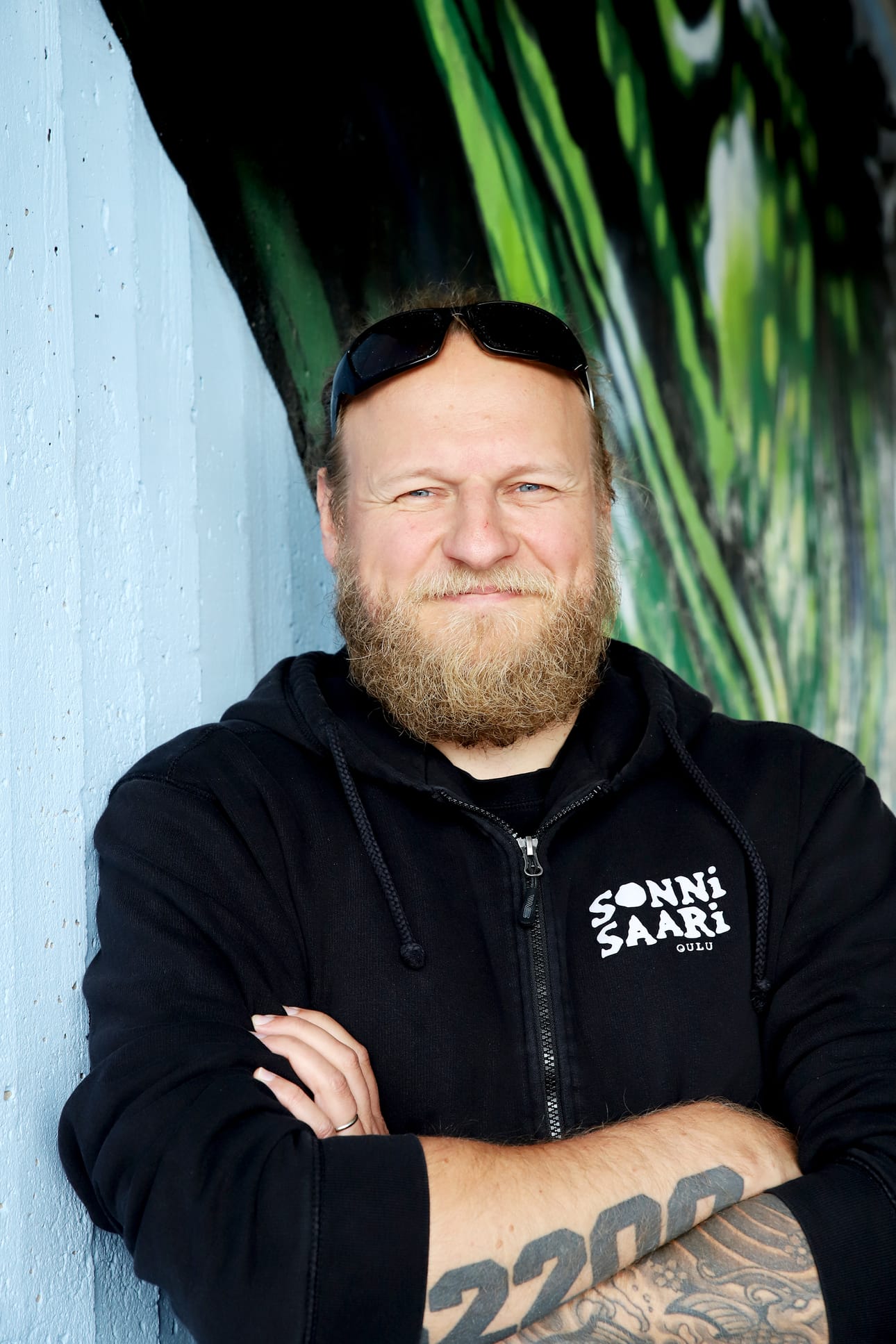 Timo Tyynismaa on tyytyväinen uuteen maalaukseensa.