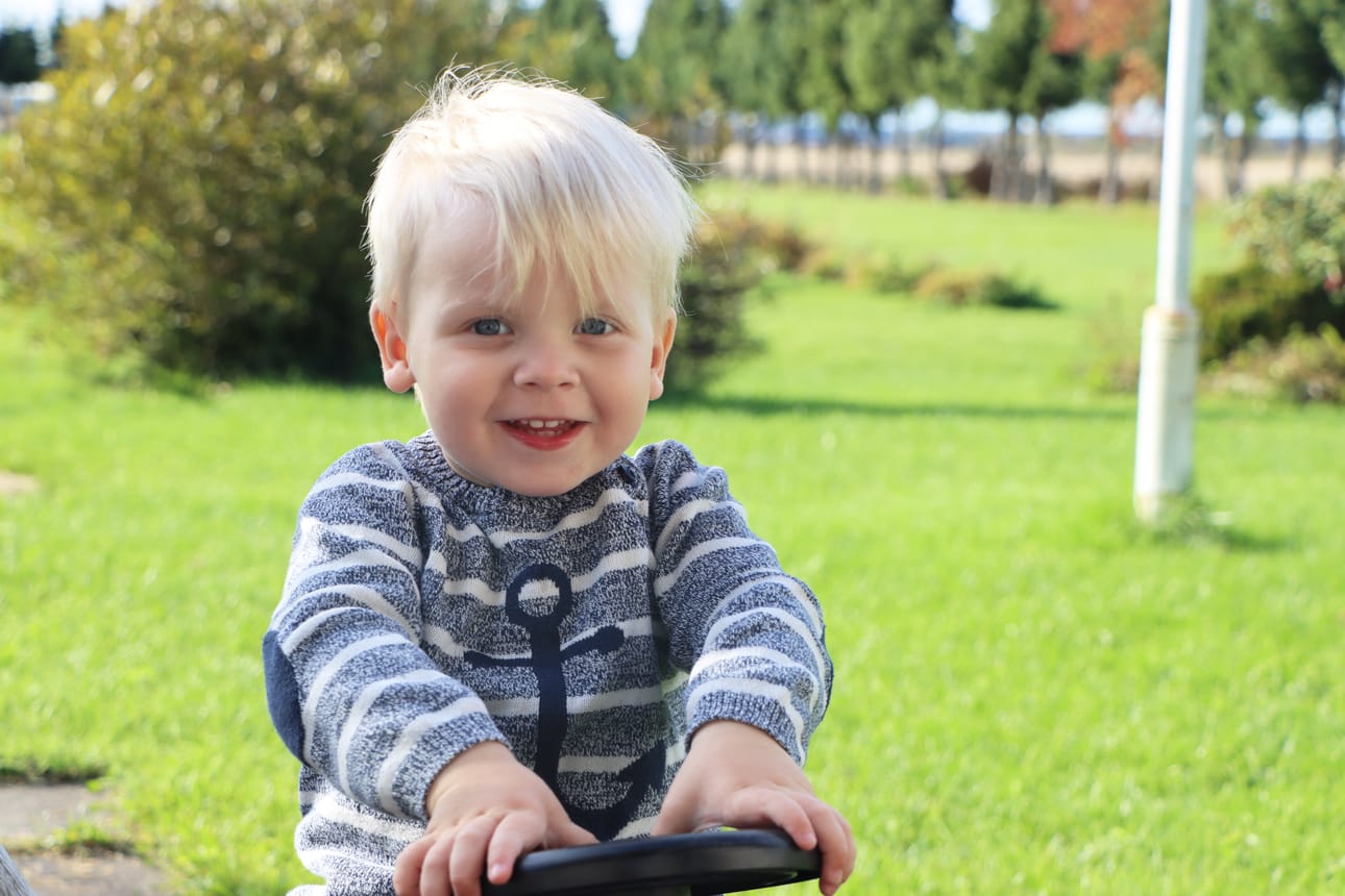 Aatu Rajala on vilkas 2-vuotias, joka tykkää ajella omalla Mersulla kotipihallaan Kirkonkylässä.