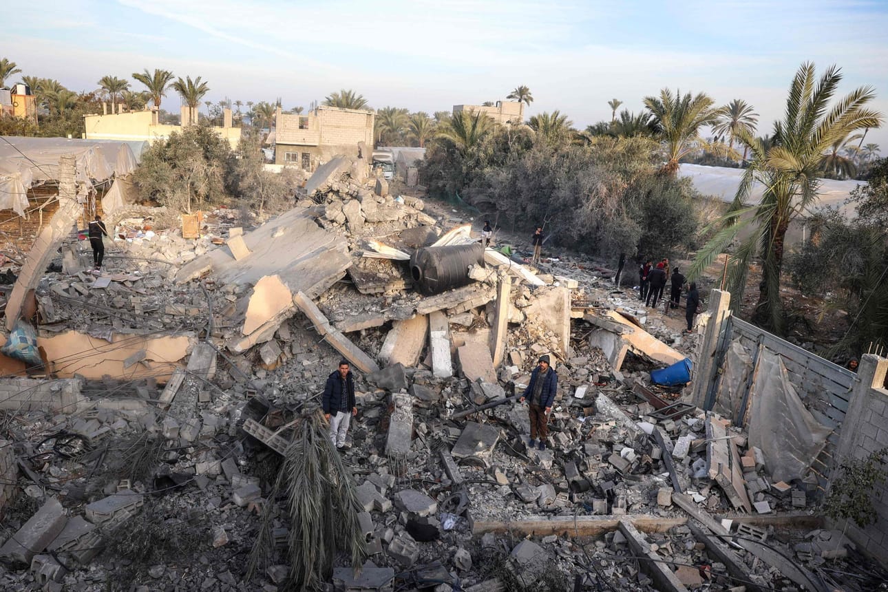 Ihmiset tarkastelivat Israelin iskun aiheuttamia tuhoja Deir el-Balahissa Gazan kaistalla keskiviikkona. LEHTIKUVA/AFP