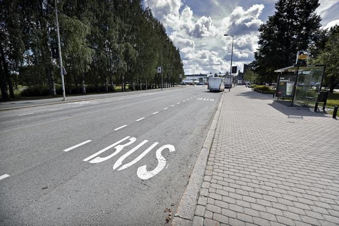Koulukadun molemmille reunoille on tehty tilavat bussipysäkit. Uudessa liikennöintimallissa Koulukatu vaihtopiste, jossa eri reiteillä liikennöivät bussit pysähtyvät ja jossa matkustajilla on mahdollisuus vaihtaa helposti toiselle reitille. KUVA: KARI LÖFHJELM