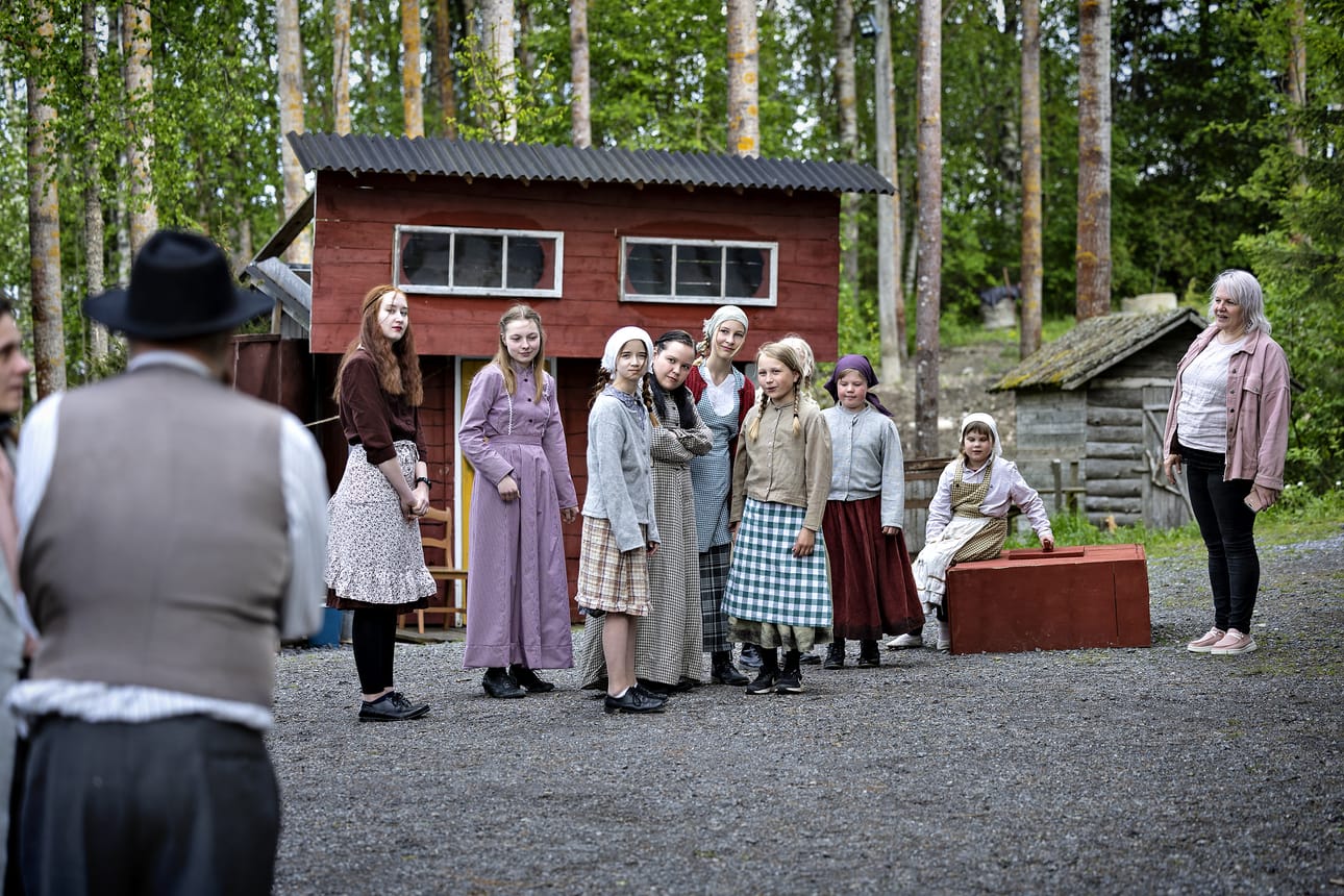 Jyrkän kesäteatteri aloittaa näytäntökautensa kesäkuun 8. päivänä. Hallasuon kukka -näytelmän ohjaaja Jaana Jokinen jakaa näyttelijöille ohjeita ensi-illan lähetessä.