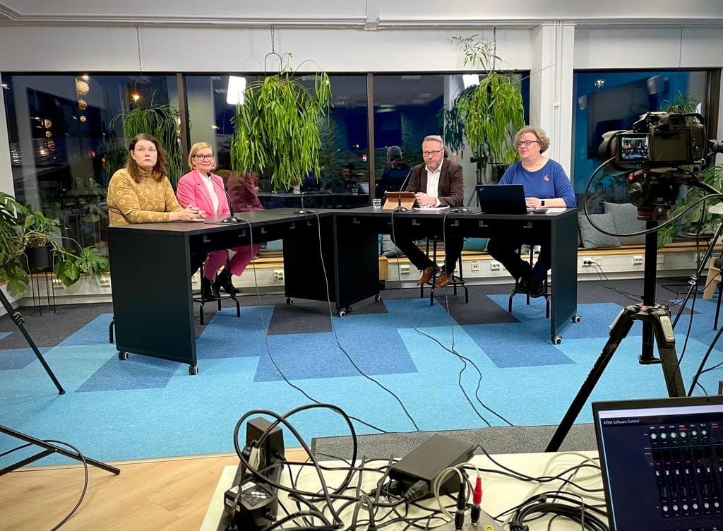 Lähetyksen juontavat toimittajat Marja Tyynismaa ja Mikko Kallionpää.