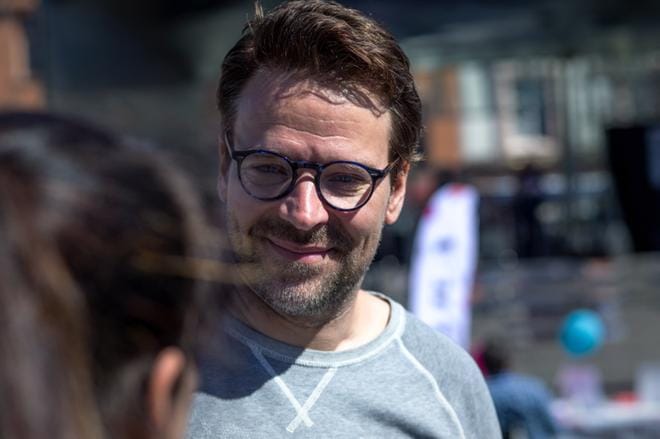 Eurovaaliehdokas Ville Niinistö (vihr.) tapasi lauantaina ihmisiä Mahdollisuuksien tori -tapahtumassa Vaasassa. KUVA: PAULA KASKIMAA