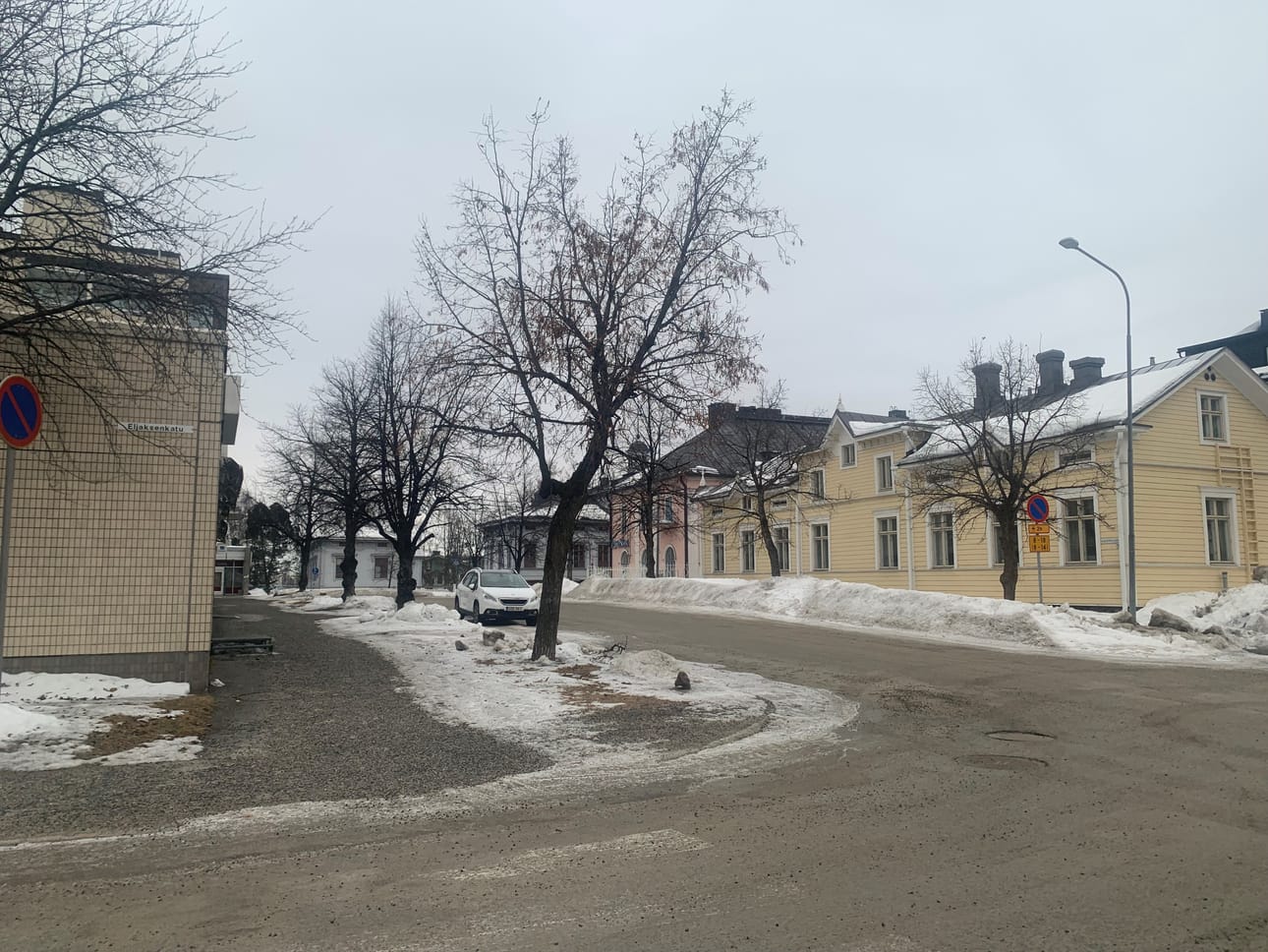 Tornion Kauppakatu on suunniteltu muutettavaksi pyöräkaduksi. Asukaskysely vastusti ajatusta. Talvella 2024 katuosuudelta kaadettiin useita puita, joka myös ihmetytti kaupunkilaisia