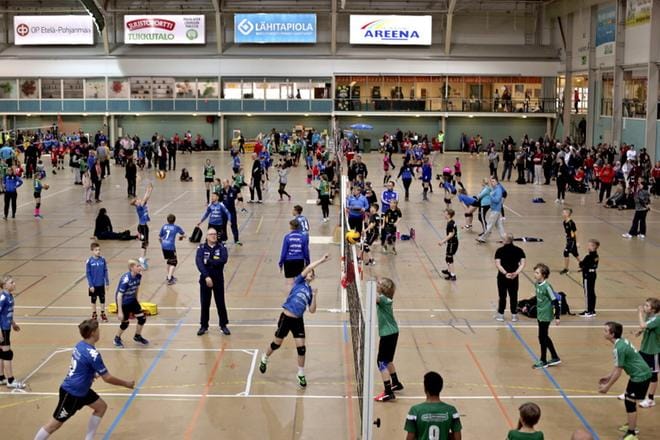 Nurmon Jymyn isossa lentopalloturnauksessa on 461 ottelua kahden päivän aikana 26 kentällä. Pelaajia on 783. Esimerkiksi Jymyllä on 28 joukkuetta. KUVA: HEIKKI HAKANEN