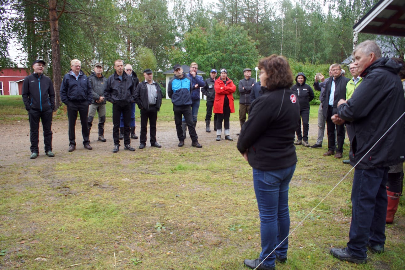 Kansakoulun tilalla vieraat saivat tietoiskun maatalouden pulmista.