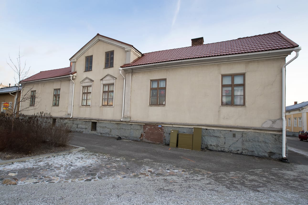Vuoden 2018 viimeinen jouluikkuna löytyy Pekkatorin laidalta entisestä Montinin talosta, joka tunnetaan myös Kiesvaaran talona. Koristeltu ikkuna on talon Pekkatorin puoleisella seinustalla.