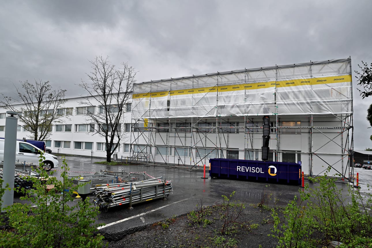 Virastotalo huputettiin kolmannen kerroksen parvekkeiden kohdalta, jotta avattava seinärakenne ei kastu.