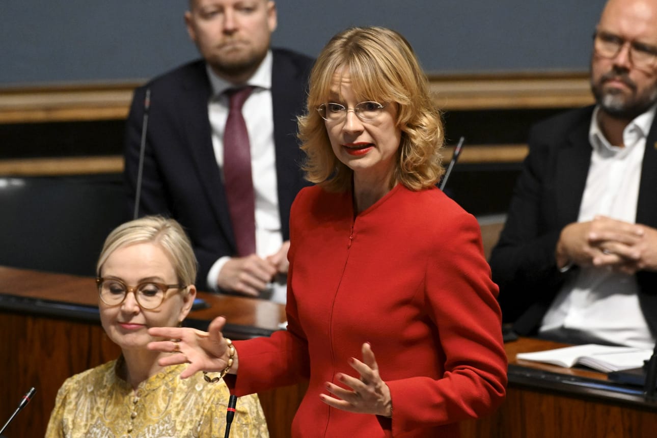 Oppositio syytti hallitusta siitä, että hyvin toimeentulevien verot kevenevät samalla, kun monien pienituloisten etuuksista leikataan. Kuvassa SDP:n kansanedustaja Tytti Tuppurainen. LEHTIKUVA / Markku Ulander