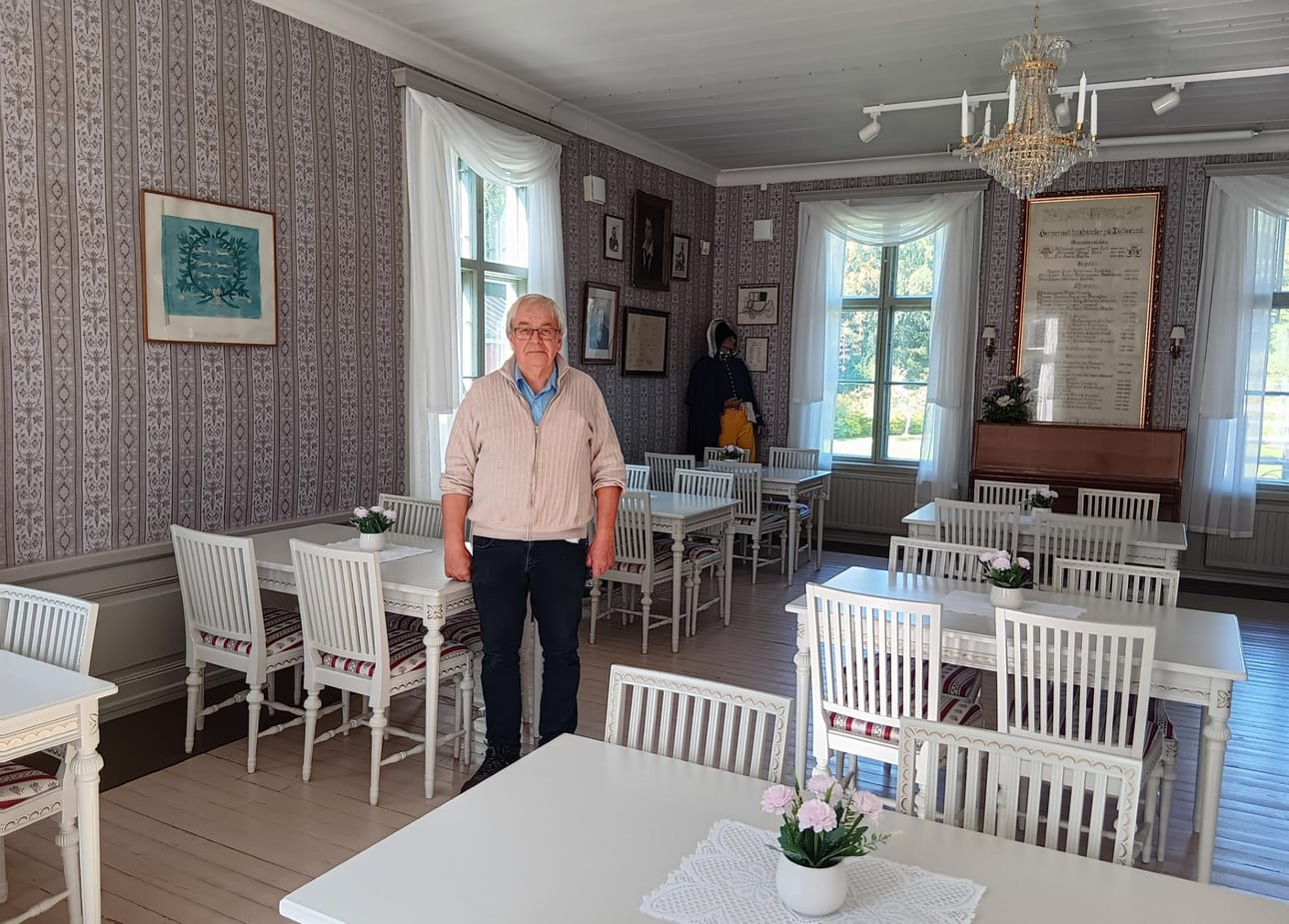 Tottesundin kartanon kaikkiin kolmeen kerrokseen on markkinapäivänä kaikilla vapaa pääsy, kertoo Maxmon kotiseutuyhdistyksen puheenjohtaja Håkan Nylund. Keittoa ja muuta syötävää ja juotavaa voi nauttia alakerran salissa.