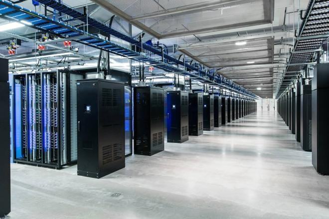 Facebook avasi ensimmäisen datakeskuksensa Yhdysvaltojen ulkopuolelle vuonna 2013 Ruotsin Luulajaan. Yhteisöpalvelun maine on ryvettynyt Cambridge Analytica -skandaalissa. Facebook on ilmoittanut palkanneensa tutkimusyhtiön selvittämään, miten väärinkäytettyjä tietoja on käsitelty. KUVA: EPA / FACEBOOK / HANDOUT