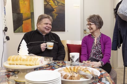 Oulussa kokoonnutaan puhumaan kuolemasta kääretortun äärelle – Death Cafe on toiminut kaupungissa jo neljä vuotta
