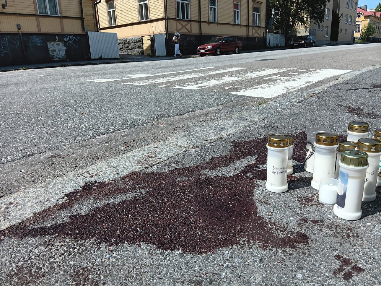 Asemakadulla oli lauantaina useita hautakynttilöitä.