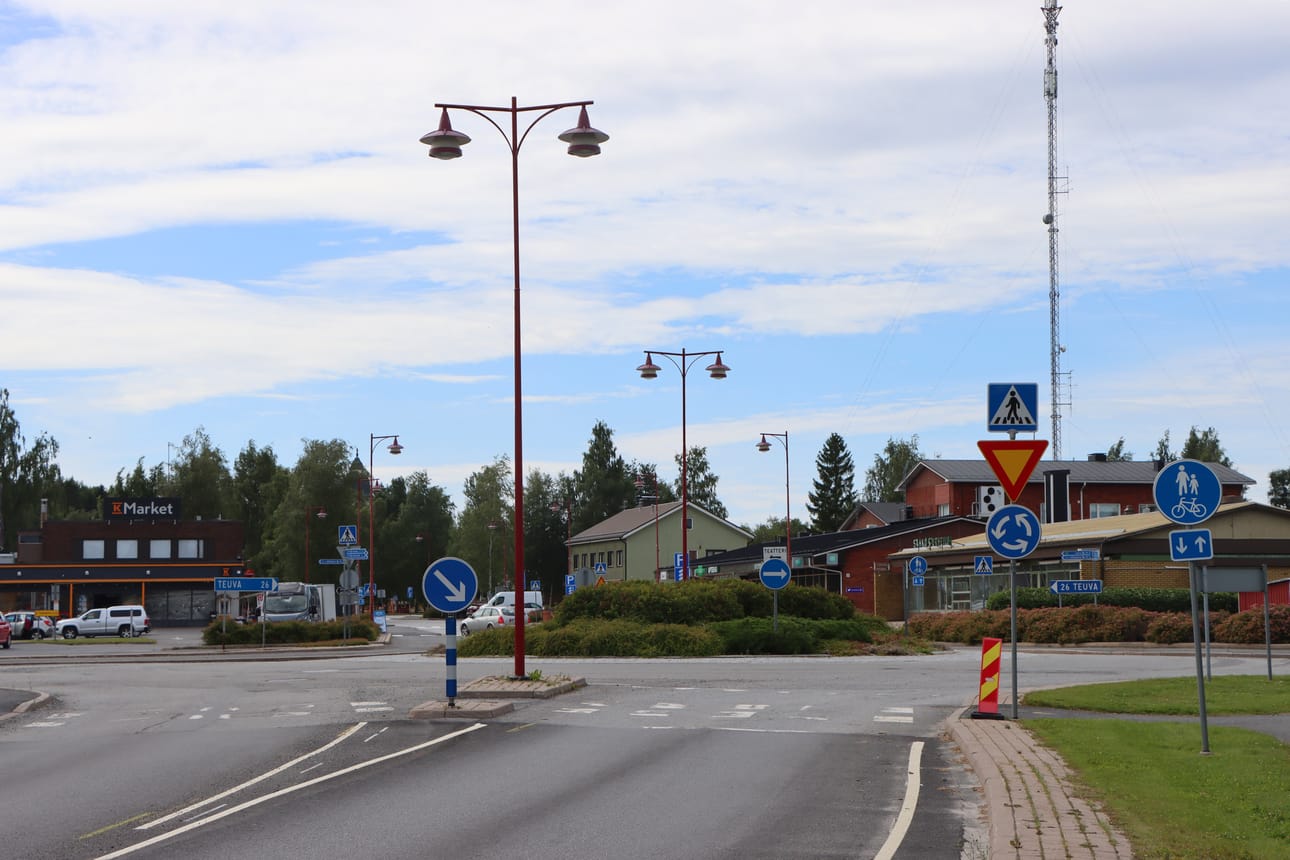 Jurvan liikenneympyrässä on toistaiseksi vain kasvillisuutta. Kysyimme Kurikan tekniseltä johtajalta, koska siihen voitaisiin odottaa kilpailulla valittua teosta?