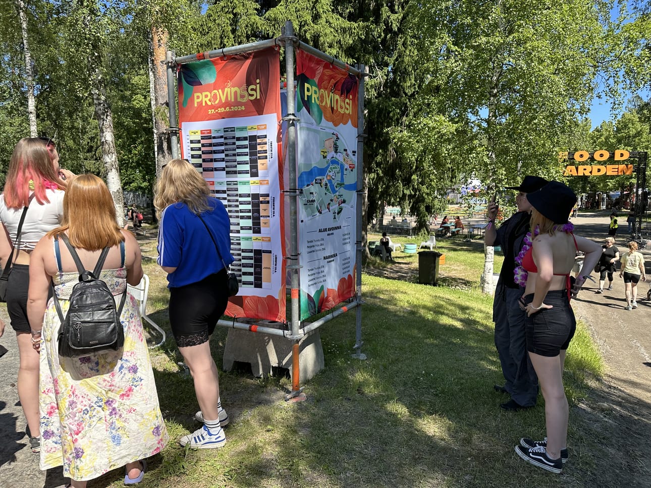 Törnävänsaarella on isoja infotauluja, joista löytyy päivien ohjelma ja aluekartta.