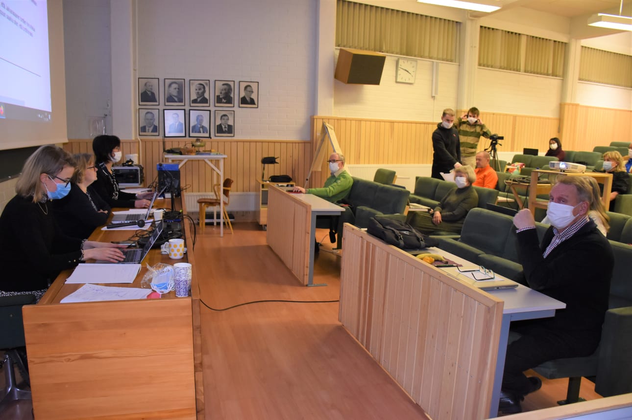 Posion kunnanvaltuusto istui parituntisen kokouksen perjantaina. Valtuusto hyväksyi ylimääräisenä asiana Jakkarasaaren tonttien hintojen alentamisen, jotta seisauksissa oleva omakotitalojen tonttikauppa saataisiin liikkeelle.