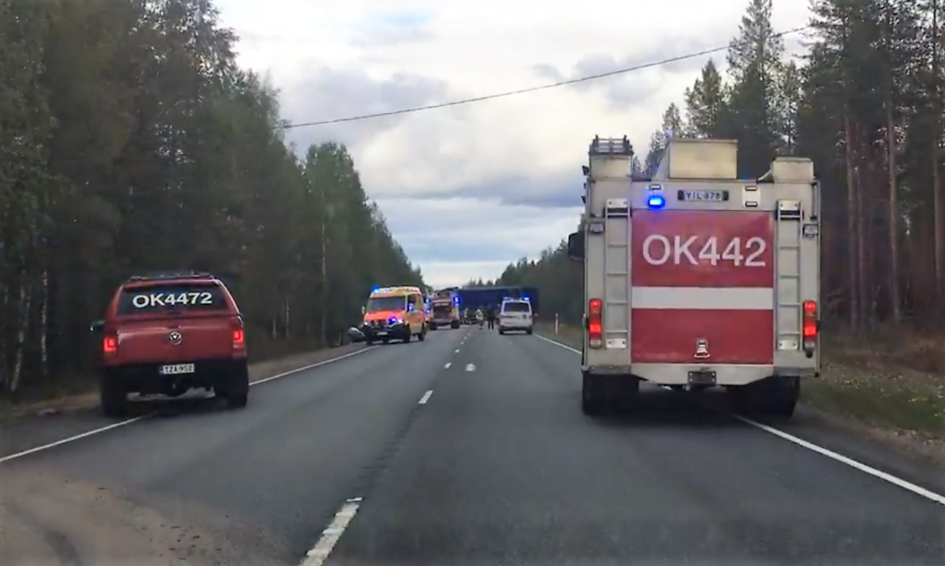 Pelastustöiden vuoksi tie suljettiin.