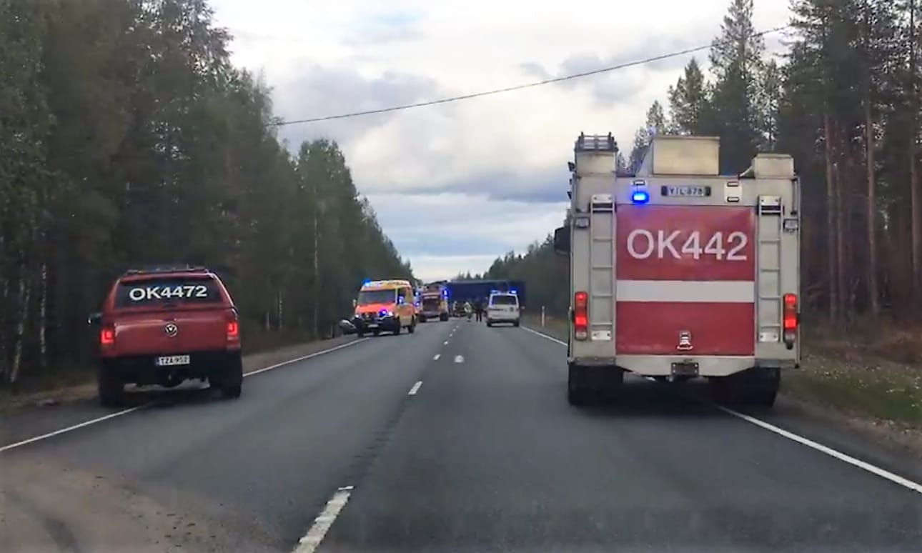 Pelastustöiden vuoksi tie suljettiin.